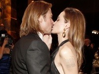 Angelina Jolie sa od Brada Pitta nevedela odtrhnúť.