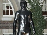 Polonahý David Beckham má už aj vlastnú bronzovú sochu.