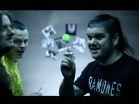 Vo videoklipe skupiny Konflikt hádžu členovia šípky do fotiek Elánu, Lady GaGa, Rytmusa či Michala Davida.