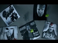 Vo videoklipe skupiny Konflikt hádžu členovia šípky do fotiek Elánu, Lady GaGa, Rytmusa či Michala Davida.