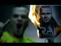 Vo videoklipe skupiny Konflikt spálili členovia fotku Rytmusa.