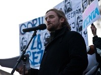 Tom Nicholson počas protestu v Bratislave Tom Nicholson počas protestu v Bratislave