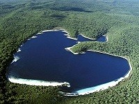Jazero McKenzie na ostrove Fraser na východnom pobreží Austrálie