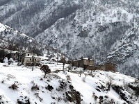 Pohľad na zasneženú dedinku v Albánsku