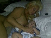 Silikónová modelka Coco si do postele ľahla s malým synovcom úplne nahá.