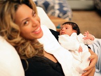 Beyoncé a Jay-Z zverejnili prvé snímky svojej mesačnej dcérky Blue Ivy