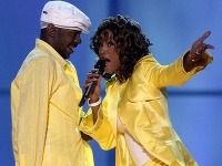 Whitney Houston s exmanželom Bobbym Brownom počas vystúpenia v roku 2003