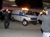 Auto s telom Whitney Houston opúšťa hotel