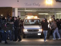 Auto s telom Whitney Houston opúšťa hotel