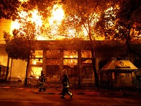 Plamene zachvátili viaceré budovy