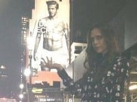 Victoria Beckham sa pohrala s manželovým prirodzením priamo na ulici.
