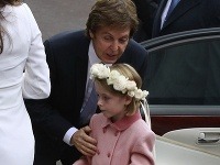 Paul McCartney s dcérkou Beatrice počas jeho svadby s Nancy Shevellovou