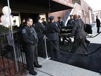 Rakvu s pozostatkami Whitney Houston prinášajú do Baptistického kostola New Hope v Newarku