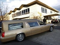 Pohrebný voz s telom Whitney Houston