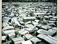 Vyše pol milióna bezdomovcov stále viazne v bahnitých osadách bez súkromia, priestoru,vody a sanitácie, vystavovaní chorobám a násilnostiam.