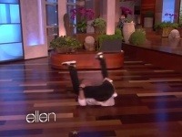 Justin Theroux tancuje breakdance v televíznej šou.