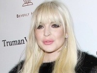 Spuchnutá Lindsay Lohan s nafúknutými perami