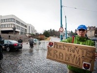 Protestujúci pred parlamentom, kde polícia umiestnila zábrany Protestujúci pred parlamentom, kde polícia umiestnila zábrany