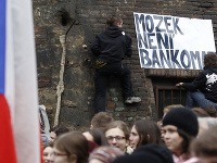 Tisíce študentov v Prahe protestovali proti reforme vysokých škôl
