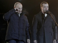 Vladimir Putin so slzami v očiach a Dmitry Medvedev