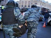 Polícia v Moskve rozohnala demonštráciu proti Putinovmu víťazstvu.