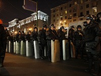 Polícia v Moskve rozohnala demonštráciu proti Putinovmu víťazstvu.