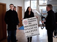 Minister Uhliarik dostal symbolické nožnice