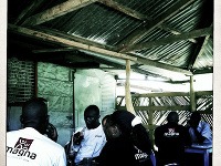 MAGNA pracovníci obedujú počas pracovnej prestávky v miestnej reštaurácii pri nemocnici Msambweni, ktorá je základňou pre MAGNA aktivity na juhovýchode Kene.  