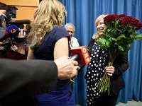 Iveta Radičová si prebrala z rúk zástupcu Mladej generácie SDKÚ-DS petíciu “Iveta, neodchádzaj!” za jej zotrvanie v politike.