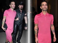 Marc Jacobs v ružových šatách
