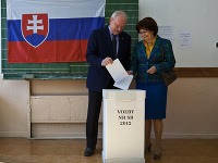 Ivan Gašparovič a jeho manželka Silvia odvolili v Spojenej škole na Metodovej 2 v Bratislave Ivan Gašparovič a jeho manželka Silvia odvolili v Spojenej škole na Metodovej 2 v Bratislave