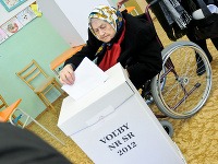 100-ročná jubilantka, Emerencia Meňhartová odvolila v základnej škole v Nitre
