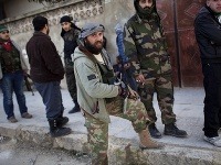 Bojovník sýrskej armády počas útoku proti vládnym jednotkám v Idlib