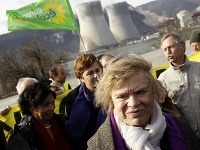 Aktivisti počas protestu proti jadrovej energii vo Francúzsku