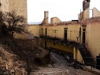 Vyhorený hrad Krásna Hôrka v roku 2012. Vyhorený hrad Krásna Hôrka v roku 2012.
