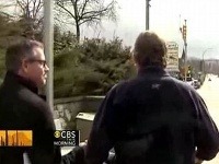 Ken bol tak pohrúžený do práce, že si pred sebou nevšimol prekážku Ken bol tak pohrúžený do práce, že si pred sebou nevšimol prekážku