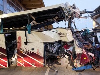 Nehodu autobusu v tuneli neprežilo aj 22 detí.