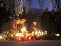 Zapálené sviečky na pamiatku obetí autobusového nešťastia