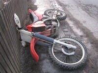 Opitý vodič na motorke zrazil tri deti
