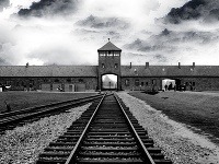 Vstupná brána do Auschwitzu - Birkenau.
