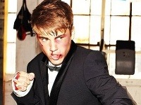 Justin Bieber sa pred objektívom nechal zmlátiť do krvi.