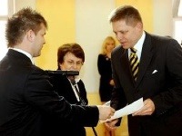 Predseda ÚVK Péter Nyilfa (vľavo) odovzdáva osvedčenie poslancovi NR SR Robertovi Ficovi Predseda ÚVK Péter Nyilfa (vľavo) odovzdáva osvedčenie poslancovi NR SR Robertovi Ficovi