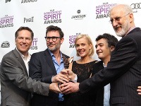 Penelope Ann Miller v zákulisí s cenou za najlepší celovečerný film za "The Artist" na Independent Spirit Awards