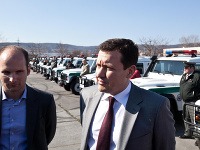 Minister vnútra Daniel Lipšic odovzdal policajtom 15 nových vozidiel Land Rover Defender.