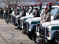 Minister vnútra Daniel Lipšic odovzdal policajtom 15 nových vozidiel Land Rover Defender.