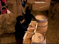 Druhou úlohou súťažiacich bolo postaviť drevený válov. 