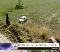 Miklovo požičané auto skončilo rozbité v poli.