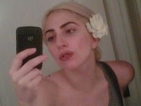 Lady Gaga fanúšikom odhaľuje svoje súkromie prostredníctvom Twitteru.