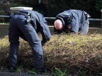 Policajti prehľadávajú okolie v snahe nájsť vražednú zbraň