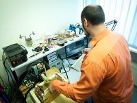Mykola Solovyov počas prezentácie zariadenia, ktoré je schopné skryť predmety pred magnetickým poľom